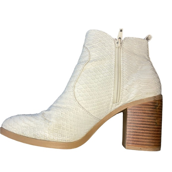 Altar'd State Brynn Ankle Bootie Off White Snake Skin Pointed Toe Women's Sz 9 - Picture 9 of 16
